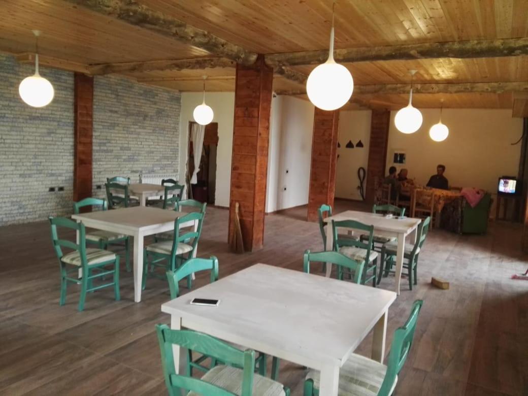Hotel Bujtina E Tomorrit Ujanik Exterior foto